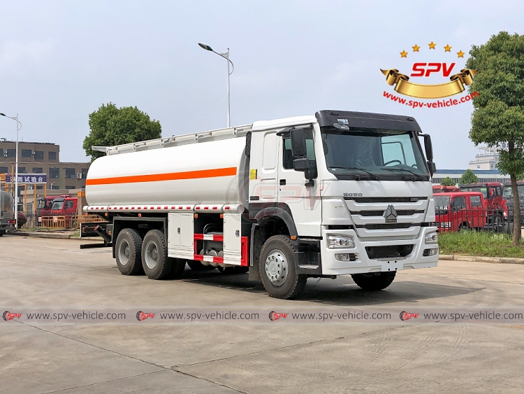 24,000 Litres Oil Tank Truck Sinotruck - RF